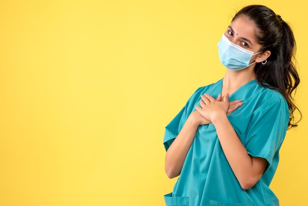 Medico femminile di vista frontale che attraversa le sue mani