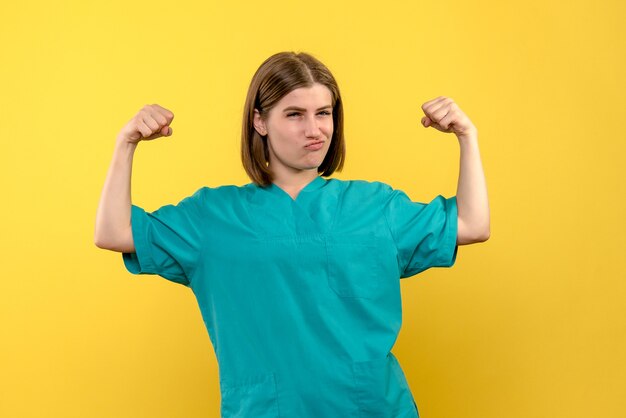 Medico femminile di vista frontale che flette sullo spazio giallo