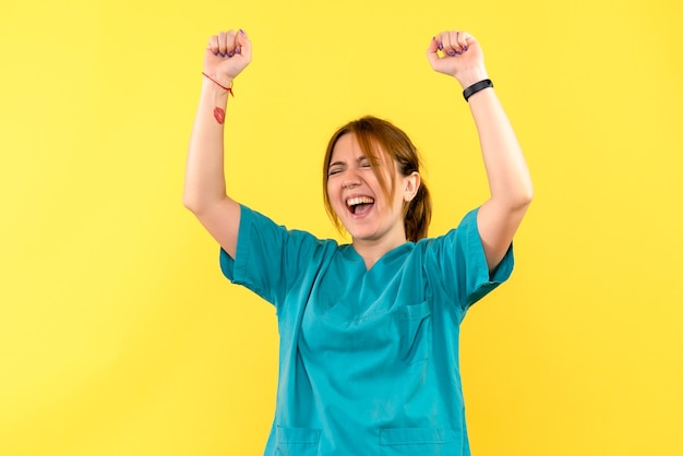 Medico femminile di vista frontale che si rallegra sullo spazio giallo