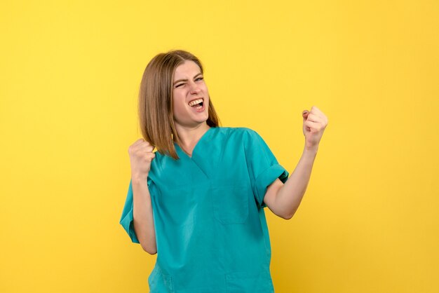 Medico femminile di vista frontale che si rallegra sullo spazio giallo