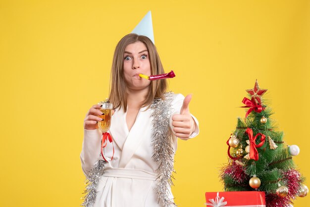 Medico femminile di vista frontale che tiene vetro di champagne