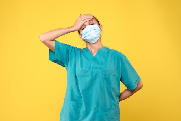 Medico femminile di vista frontale in camicia e maschera mediche, ospedale medico covid-19 del virus dell'infermiere di salute