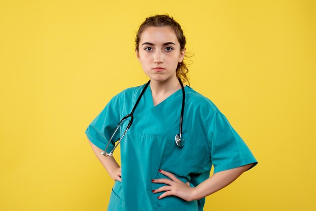 Medico femminile di vista frontale in camicia medica arrabbiato, salute di emozione uniforme di colore virus covid-19