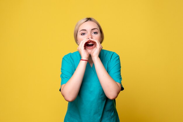 Medico femminile di vista frontale in camicia medica che chiama, medico covid-19 pandemico di emozione