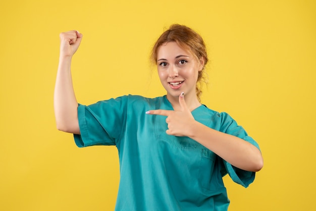 Medico femminile di vista frontale in camicia medica che flette, medico di salute covid dell'infermiera dell'ospedale di colore