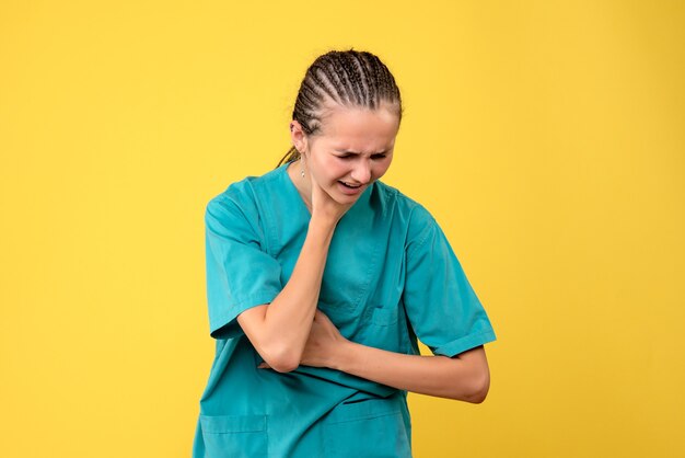 Medico femminile di vista frontale in camicia medica che ha problemi di alito, ospedale dell'infermiera di colore covid di emozione di salute del virus