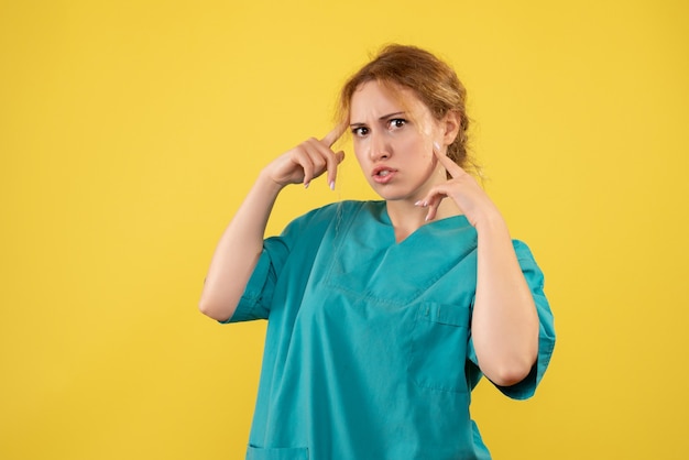 Medico femminile di vista frontale in camicia medica, colore della medicina di salute dell'infermiera covid-19 dell'ospedale medico