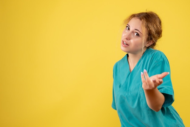 Medico femminile di vista frontale in camicia medica, colore di salute covid-19 dell'infermiera del medico