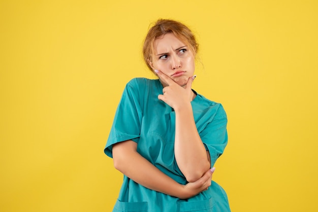 Medico femminile di vista frontale in camicia medica, colore di salute covid dell'infermiera medico dell'ospedale