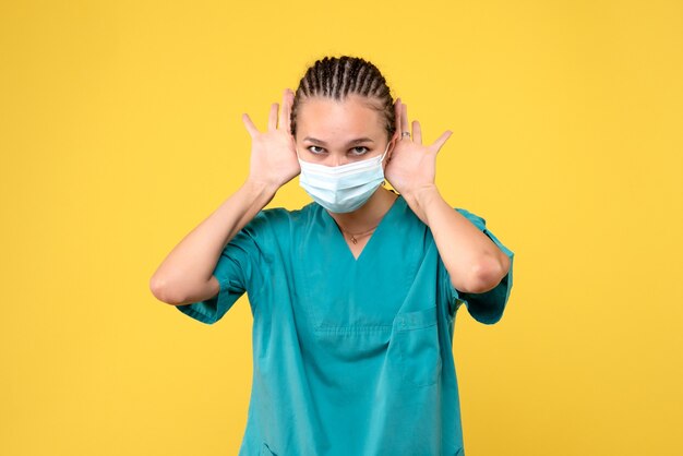 Medico femminile di vista frontale in camicia medica e maschera, infermiera di colore covid dell'ospedale di salute del virus pandemico