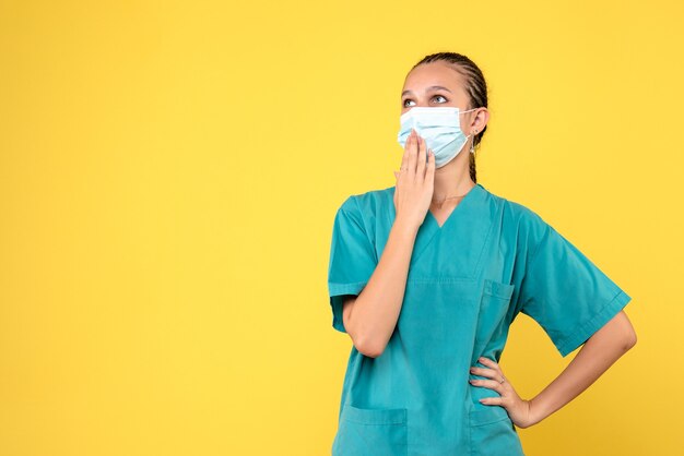 Medico femminile di vista frontale in camicia medica e maschera, ospedale covid-19 pandemico del virus di salute del medico