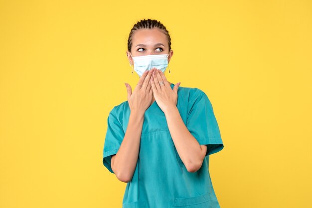 Medico femminile di vista frontale in camicia medica e maschera, salute del virus dell'ospedale pandemico dell'infermiera covid-