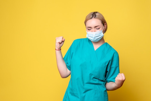 Medico femminile di vista frontale in camicia medica e maschera sterile, medico pandemico covid di salute dell'infermiere