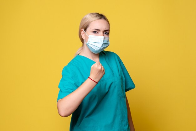 Medico femminile di vista frontale in camicia medica e maschera sterile, pandemia covid di salute dell'infermiere medico dell'ospedale