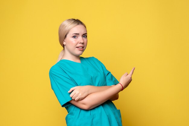 Medico femminile di vista frontale in camicia medica, emozione del medico dell'infermiera pandemica covid-19