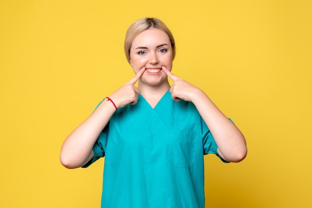 Medico femminile di vista frontale in camicia medica, emozione del medico dell'infermiera pandemica covid