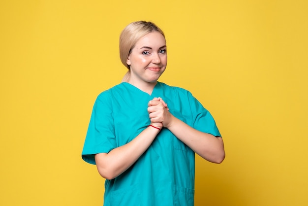 Medico femminile di vista frontale in camicia medica, emozione del medico infermiere covid pandemia