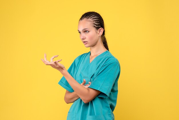 Medico femminile di vista frontale in camicia medica, emozione dell'ospedale dell'infermiera covid del medico di salute