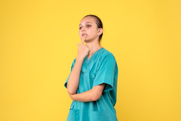 Medico femminile di vista frontale in camicia medica, emozione di colore dell'ospedale dell'infermiera di salute covid