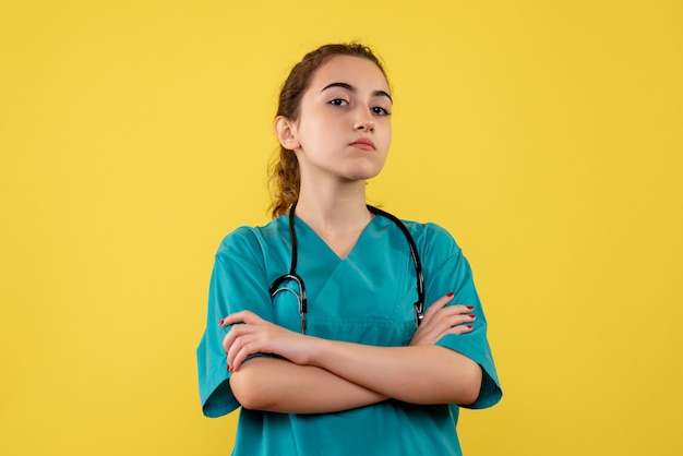 Medico femminile di vista frontale in camicia medica, emozione di salute uniforme covid-19 del virus di colore