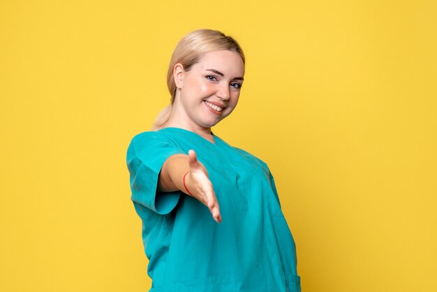 Medico femminile di vista frontale in camicia medica, emozione pandemica covid-19 dell'ospedale medico dell'infermiere