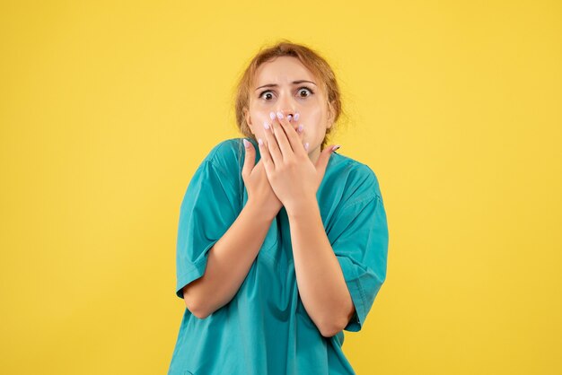 Medico femminile di vista frontale in camicia medica, emozioni di covid-19 del medico dell'infermiera di salute di colore