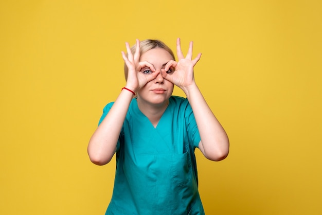 Medico femminile di vista frontale in camicia medica, emozioni pandemiche covid-19 dell'ospedale medico dell'infermiere