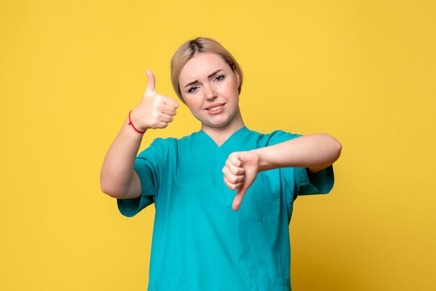 Medico femminile di vista frontale in camicia medica, infermiera covid-19 dell'infermiera pandemica di emozione