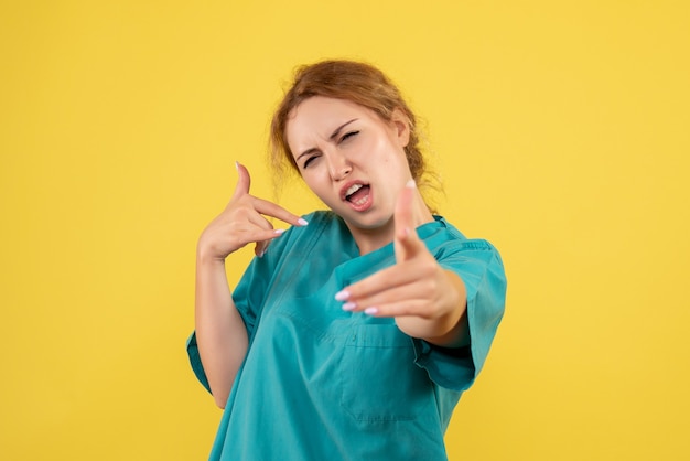 Medico femminile di vista frontale in camicia medica, infermiera covid del medico di colore di salute