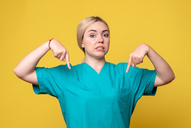 Medico femminile di vista frontale in camicia medica, infermiera covid di emozione del medico