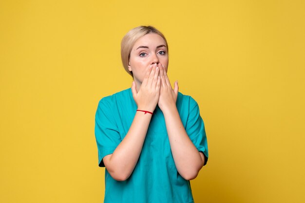 Medico femminile di vista frontale in camicia medica, infermiera covid pandemica del medico