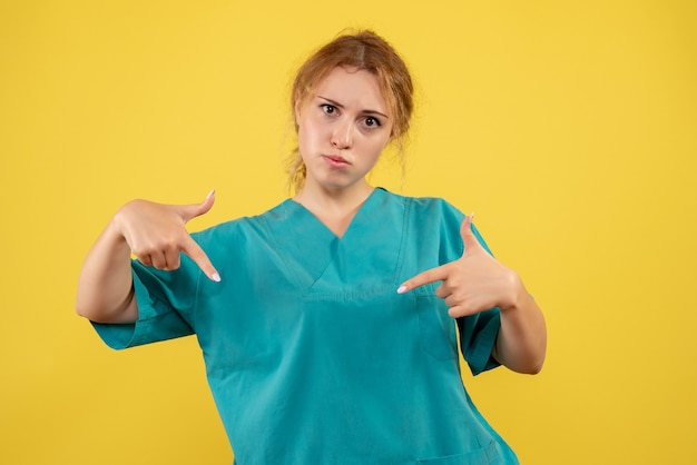 Medico femminile di vista frontale in camicia medica, infermiera dell'ospedale di colore del covid-19 del medico di salute