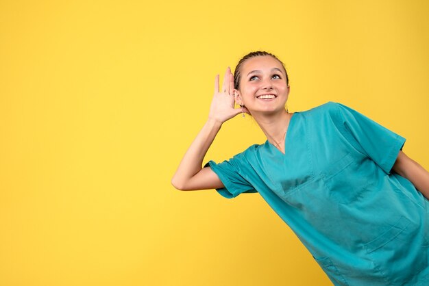 Medico femminile di vista frontale in camicia medica, infermiera di emozione dell'ospedale covid del medico di salute