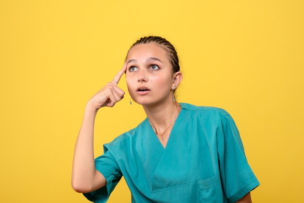 Medico femminile di vista frontale in camicia medica, infermiera di emozione dell'ospedale di colore del medico covid-