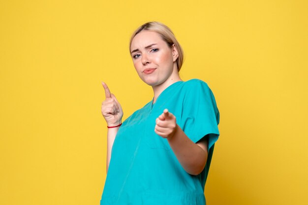 Medico femminile di vista frontale in camicia medica, infermiera medico covid-19 pandemia di emozione