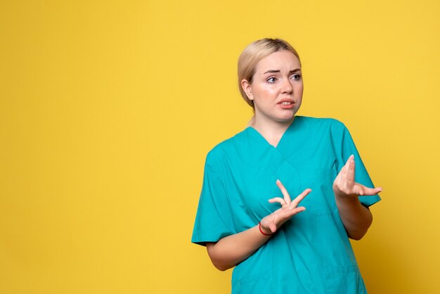 Medico femminile di vista frontale in camicia medica, infermiera pandemica covid dell'ospedale di emozioni del medico