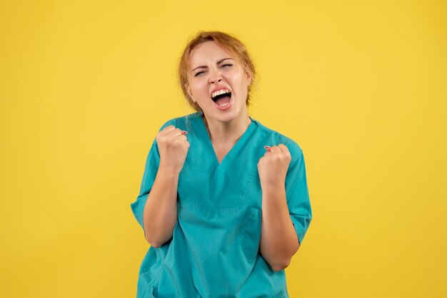 Medico femminile di vista frontale in camicia medica, medico infermiere covid-19 di salute di emozione di colore