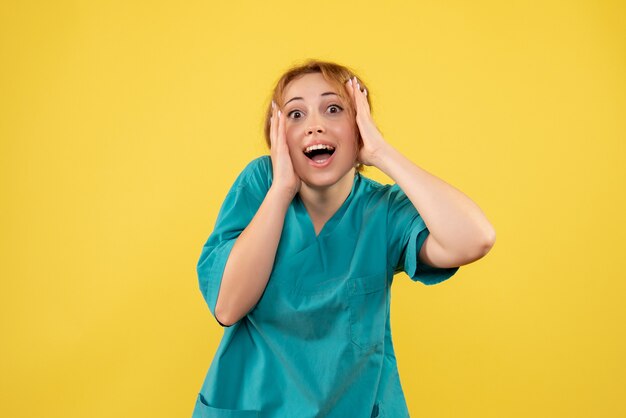 Medico femminile di vista frontale in camicia medica, medico infermiere covid-19 di salute di emozione di colori