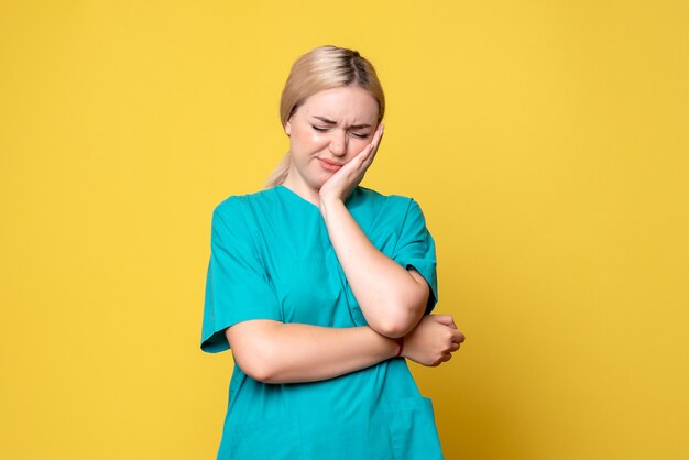 Medico femminile di vista frontale in camicia medica, medico infermiere covid di emozione pandemica