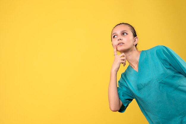 Medico femminile di vista frontale in camicia medica, medico infermiere di emozioni dell'ospedale covid di salute di colore