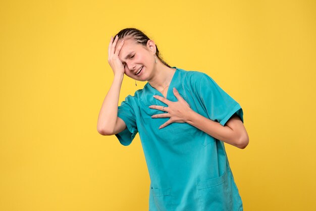 Medico femminile di vista frontale in camicia medica, ospedale dell'infermiera di colore covid-19 di salute del virus