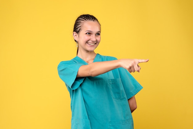 Medico femminile di vista frontale in camicia medica, ospedale dell'infermiera di colore di emozione di salute del medico