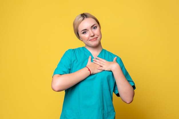 Medico femminile di vista frontale in camicia medica, pandemia dell'infermiera covid-19 di emozione del medico