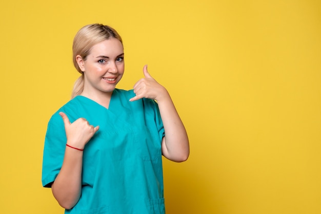 Medico femminile di vista frontale in camicia medica, pandemia di covid dell'infermiera di emozione del medico