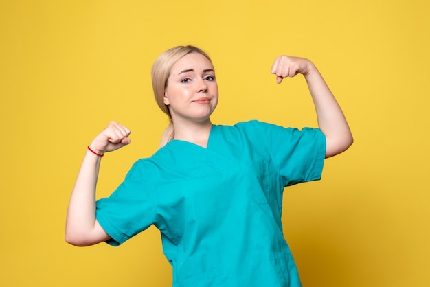 Medico femminile di vista frontale in camicia medica, pandemia di medic covid-19 di emozione