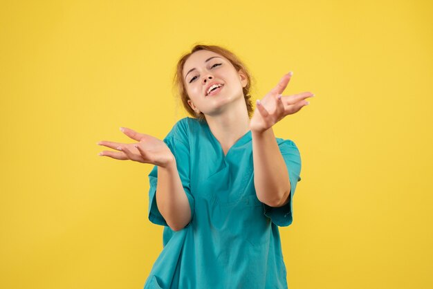 Medico femminile di vista frontale in camicia medica, salute del medico covid-19 di emozione di colore