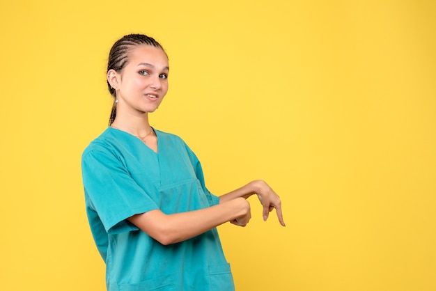 Medico femminile di vista frontale in camicia medica, salute dell'ospedale del virus covid-19 dell'infermiere