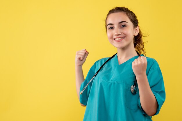 Medico femminile di vista frontale in camicia medica, salute di emozione uniforme del virus pandemico di colore covid-19