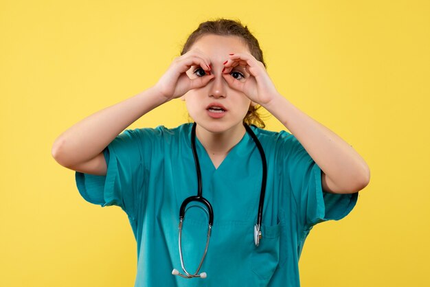 Medico femminile di vista frontale in camicia medica, salute uniforme covid-19 del virus di emozione di colore