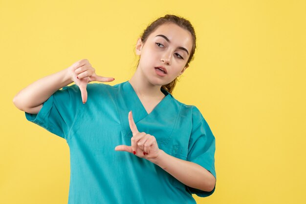 Medico femminile di vista frontale in camicia medica, virus dell'ospedale dell'infermiera di salute di emozione uniforme